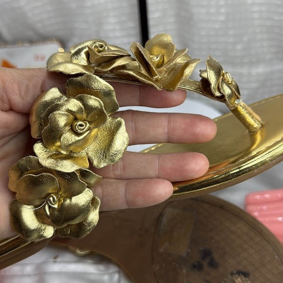 (T5) Jessica Simpson Women's Ginima Floral Slip-On Flat Sandals, Gold, 8.5 M - Picture 10 of 11